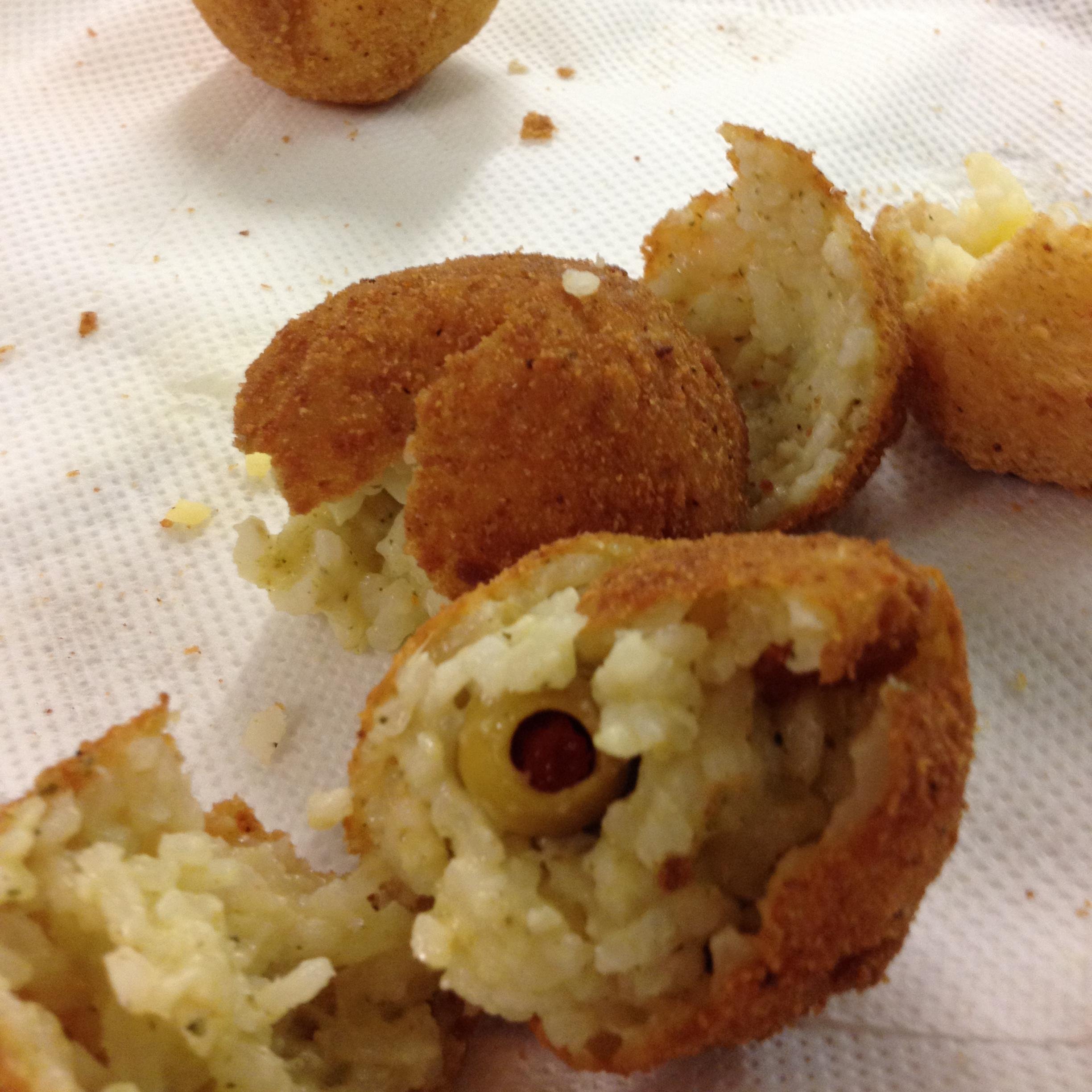 Vegetarian deep-fried risotto rice balls with a melting savoury filling in the centre.YUMMY Italian Street Food!!!