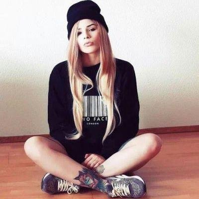 Del 97.Nací gritando amor ahora no me pienso callar//tomando fotos eternizando momentos/Sonríe ツ