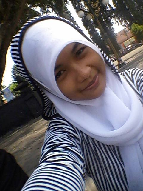 seseorang tersenyum bukan berarti ia bahagia begitu pula diri qw :) aku tersenyum setiap saat wlau hati ini perih,sakit :)

keep smile :)