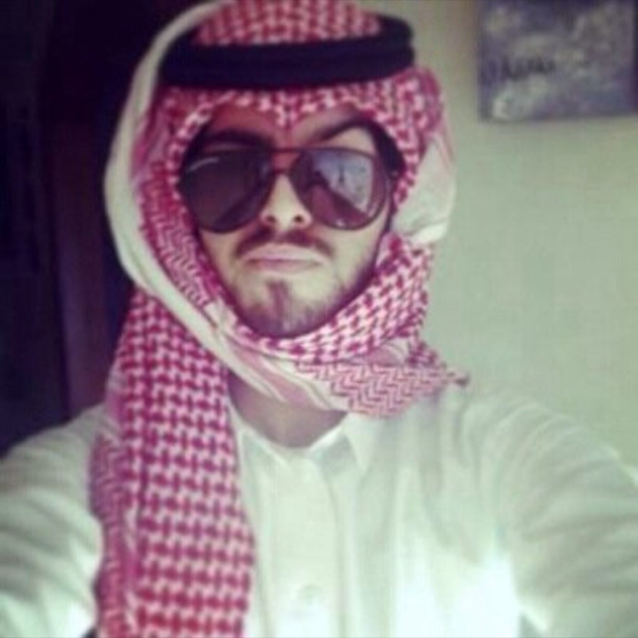 ‏أعيش في مجتمع يخشى العيب قبل الحرام * فولوا نص ساعه خله لك *