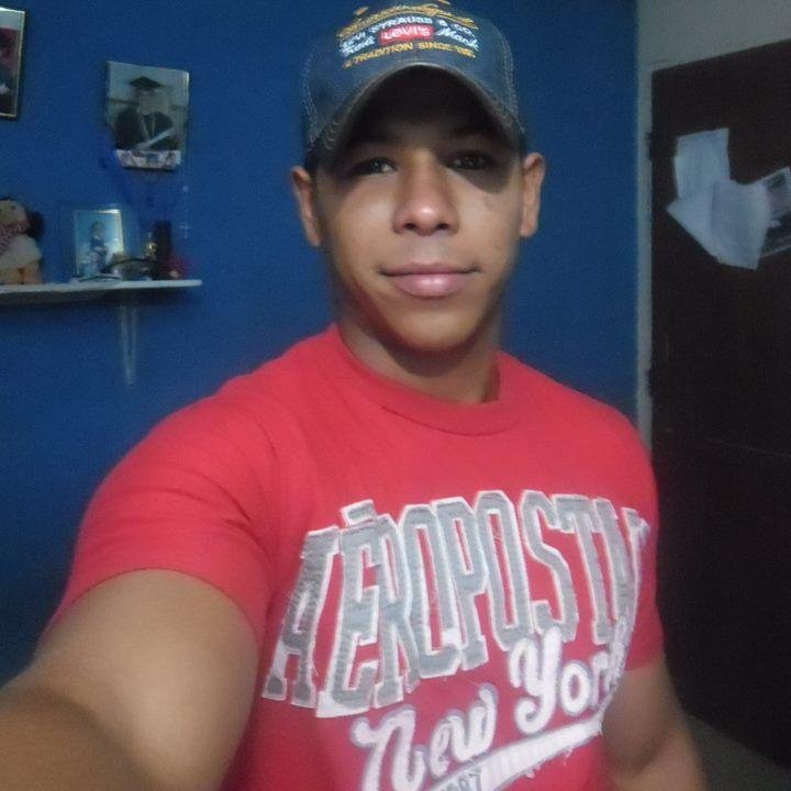 Afrodecendiente en extinction .Sarcastico no tan carismatico  Feo y sin donde caerse muerto .Estudiante por obligacion pero hay vamos ¡ seguime y te sigo