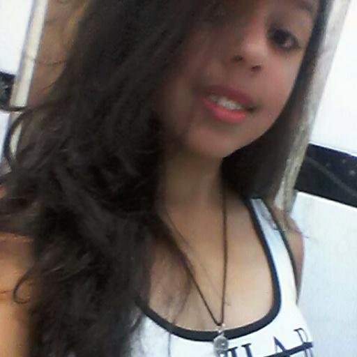 Debaixo da maquiagem e por trás do meu sorriso,eu sou apenas uma menina que deseja o mundo.