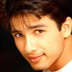 I am an inspiring actor, love reading fantasy fiction, enjoy the beach, encourage honesty, looking for some new friends to tweet with! Hope to meet you :)