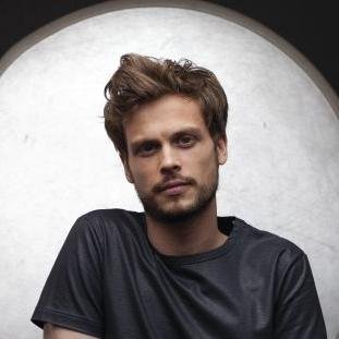Rhaenar Roy Hudson || 25 años || El FBI me saco de la cárcel por mi cabeza || Ex- Ladrón o eso dicen || Tengo una hermana perdida.