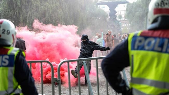 Hate cops love queer. Anarchists still not loving the system/borders/cis-men