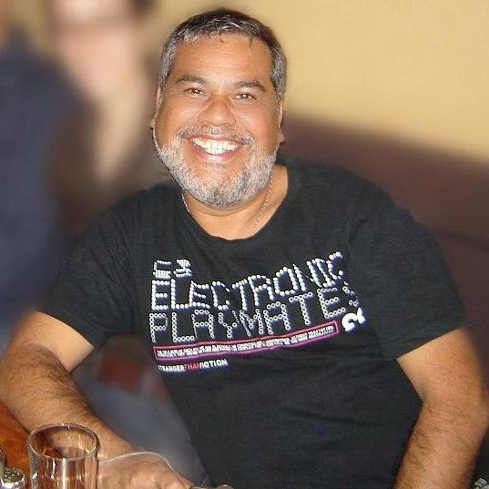 Abuelo, hiperventilado, emprendedor, buena gente, de oficio Asesor de viajes y de profesion Ingeniero Comercial