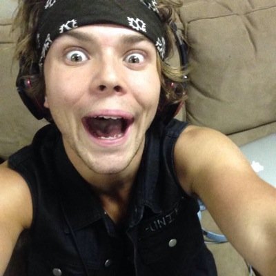 im in love with 5 guys oops// 1D/ calum girl/ i got to see the love of my life perfrom on his birthday 3 // 5SOS