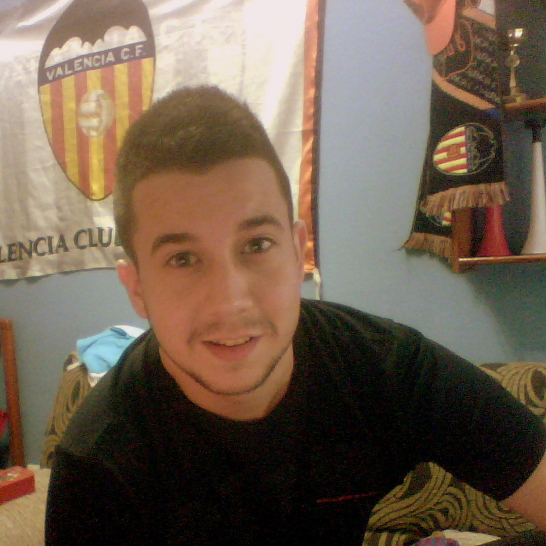 Simpatico,gracioso,amigo de mis amig@s y me gusta la fiesta y el futbol. !!JO SOC CHE, AMUNT VALENCIA!!