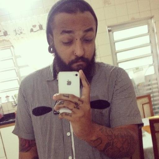Eu prefiro estar a esquerda com todas as memórias, atrás dos quadros quebrados.