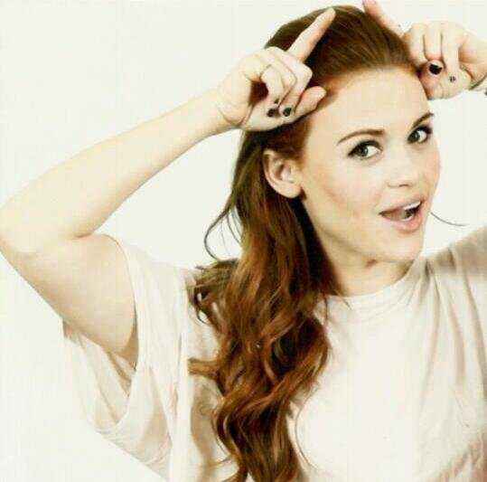 Mind the claws. {@AmericaCoulson as a cat.}