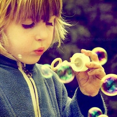 علمتني الحياة أن أنظر للمستقبل بتفاؤل، وحسن ظنٍ بربي، مهما كان مظلماً، والطريق طويلاً، (ومن يتوكل على الله فهو حسبه)