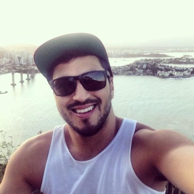 E ser livre não é beijar na boca e não ser de ninguém. É ter coragem, ser autêntico e se permitir viver um sentimento...
Arnaldo Jabor