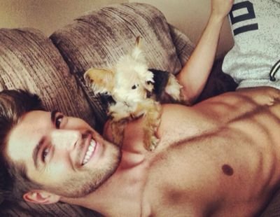 21/Arte y musica/ Me encanta dibujar al igual que cantar tocar la guitarra un poco en piano y cantar. Me apasiona el deporte. FC: Nick Bateman
