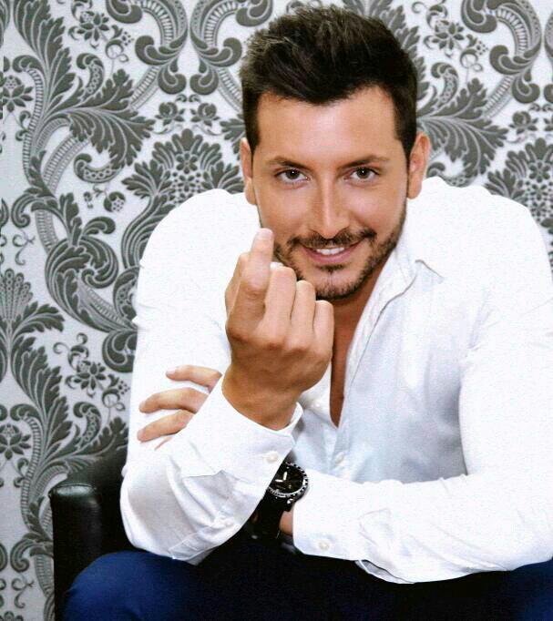 Hay personas que hacen que tu risa sea un poco mas fuerte,tu sonrisa un poco mas brillante y tu vida un poco mejor.