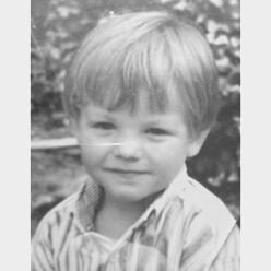 Etienne Tomlinson | mi piattono le taramelle gommose •  ; zio adrian♡ ; zia barbara♡ ; (zio emmet mi manchi tanto)