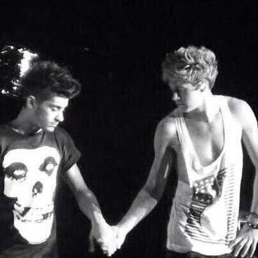 Ziall. Narry. Larry. OTP: Destiel. I'm a bi chick & I'm a nerd.  ~Everybody wanna steal my girl, everybody wanna take her heart away.
