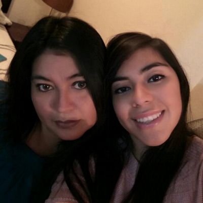 madre con unas hermosas hijas y admiradora del cheerleader
