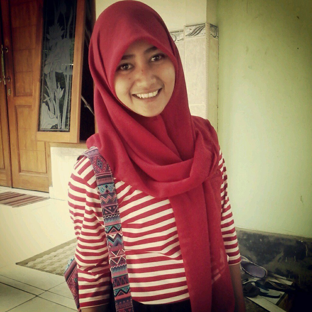 ristaa_tata's profile picture. cukup orang yang bisa membahagiakanku dan menjadikanku lebih berharga dari siapapun.