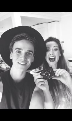 a student that occasionnaly sings and loving joseph sugg❤✌