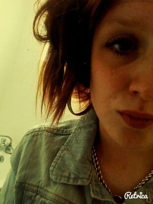 chloewills98's profile picture. Instagram; cloclo_xoxo bbm;7E39AA8F