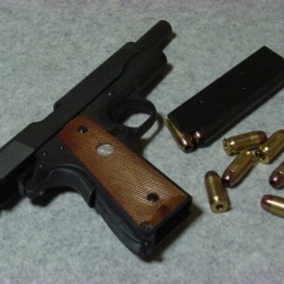 拳銃百科 スライドストップ 自動拳銃で弾を撃ち尽くした際にスライド を後退した状態でロックする装置 この状態はホールドオープンと呼ばれ弾がない事を射手に伝える 弾倉を交換しスライドリリースレバーを降ろすとロックが解除され同時に弾を装填する事 拳銃百科 スライドストップ 自動拳銃で弾を撃ち尽くした際にスライド を後退した状態でロックする装置 この状態はホールドオープンと呼ばれ弾がない事を射手に伝える 弾倉を交換しスライドリリースレバーを降ろすとロックが解除され同時に弾を装填する事