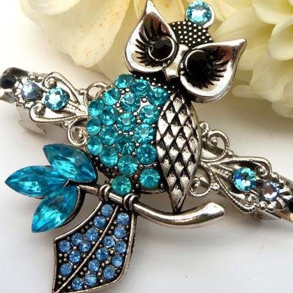 Seit vielen Jahren designe und arbeite ich exklusiven Schmuck und erlesenen Haarschmuck aus hochwertigen Materialien.