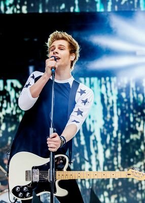 PLEASE FOLLOW @clau_stroe BECAUSE SHE GAVE YOU A FREE FOLLOW . SHE FOLLOW BACK ❤