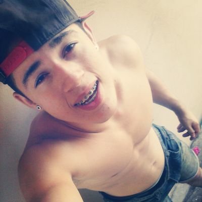 Garoto simples, parceiro, tímido e feliz! 
quer mais?