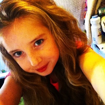 Iam Chloe iam 11 years old and i live in England please folow me One direction ❤ little mix union j loads more ( i love singing ,watching youtubers and dancing)