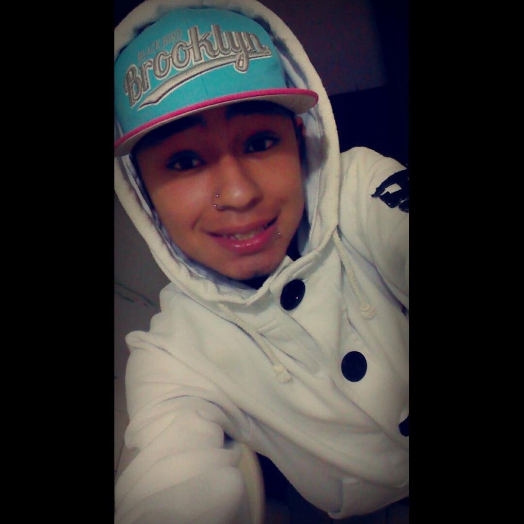 de cabeça erguida,pé firme no chão,minha fé e esperança nunca vai morrer,se hoje eu estou no caminho certo,papai e mamãe agredeço a vocês ♪♫