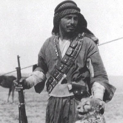 ضيفني وتمتع بتغريداتي ، فارس من الفرسان القداما ! ، وضيفتي راعي غنم !