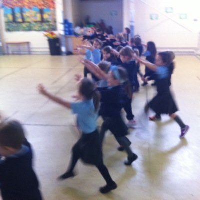 Rang álainn naíonáin shóisearacha i nGaelscoil Ince Chóir!