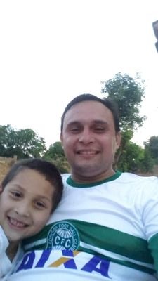 Paraguayo, tratando de ser contemplativo en un mundo inquitante.  Intento ser feliz y hacer feliz a los demás