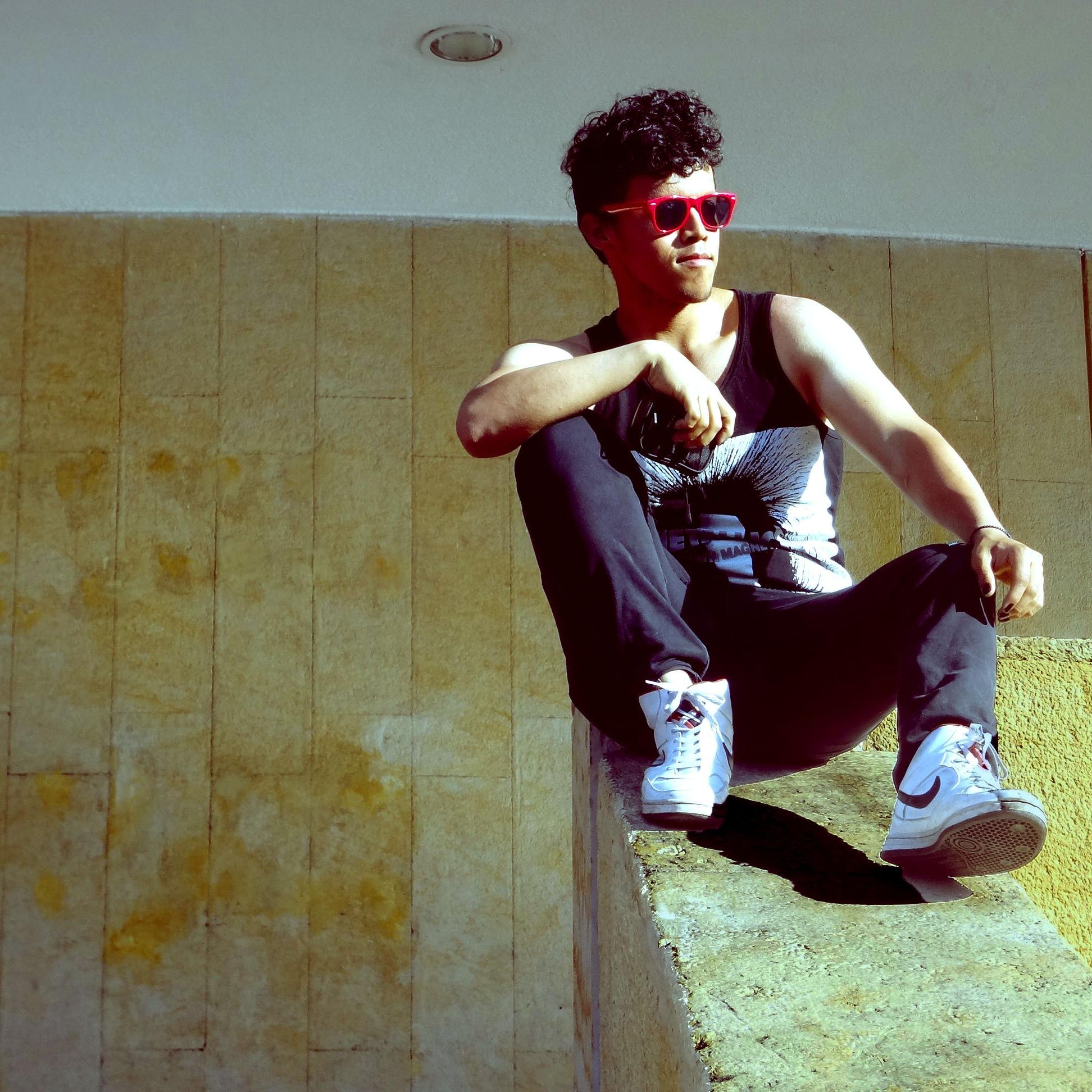 soy fotógrafo y cantante en proyección, espero disfruten de mi twiiter aveces un tanto rebelde
