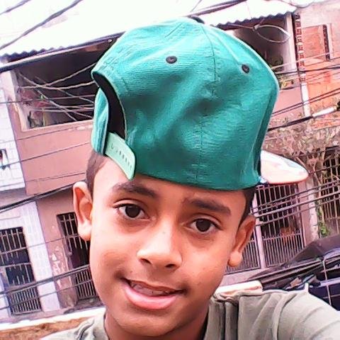 esse mlk ai da foto e um simples garoto que quer conhecer uma bela garota :3