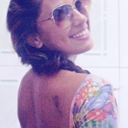 Educada? Quando precisa. Grossa? Nem sempre. Carinhosa? Com quem merece. Companheira? Sempre. Fofa? Quando quero. Atrapalhada? O tempo todo. Ciúmenta? Demais. I