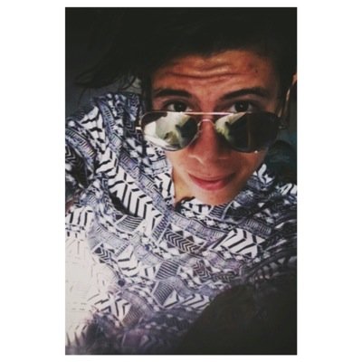 19. Tengo mas tweets, que vida social.