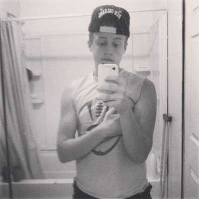 Dark_Energyyy14's profile picture. -16 Hitting them weights Playing football Wide reciever #46 Work Hard Play Harder Dont ever hold back just give it your all!!