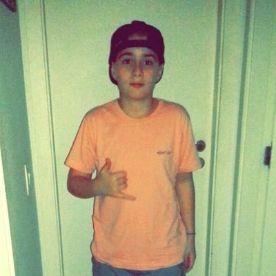 jogo futebol,surfo e ando de skate...⚽
