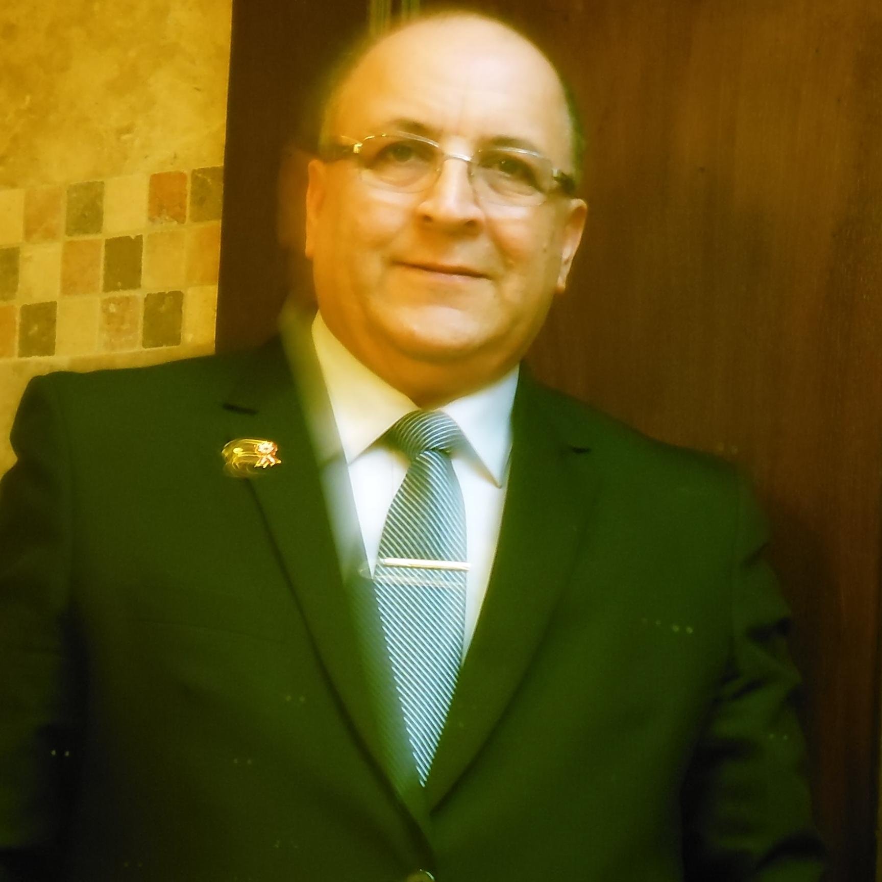 Abogado especializado en Derecho Administrativo y Gestión Pública. Docente universitario. Ex-Viceministro de Justicia. Arbitro por el Centro PUCP de Arbitraje