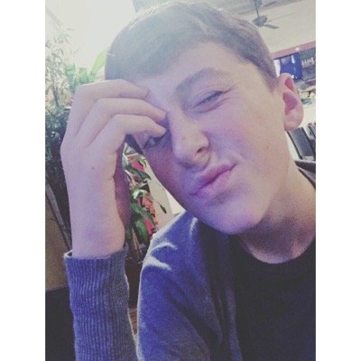 PLEASE FOLLOW @wtftrxye BECAUSE SHE LOVES YOU AND THINKS YOUR BEAUTIFUL ASK HER FOR A FB
https://t.co/yPcMrDHA2S