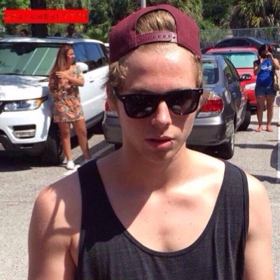 follow @pornoniam bc she gave u this free follow :))
