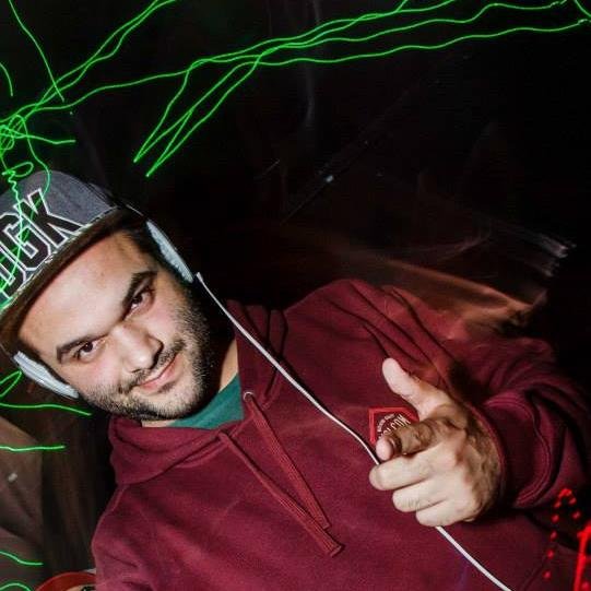 25 anos, virginiano ♍... DJ da PLASTICINE PARTY ♥ Aux. Depto Pessoal tbm :P ... SUPER SINCERO! Tenho os melhores amigos ♥ FICO LINDO DE BARBA, PQ SIM!