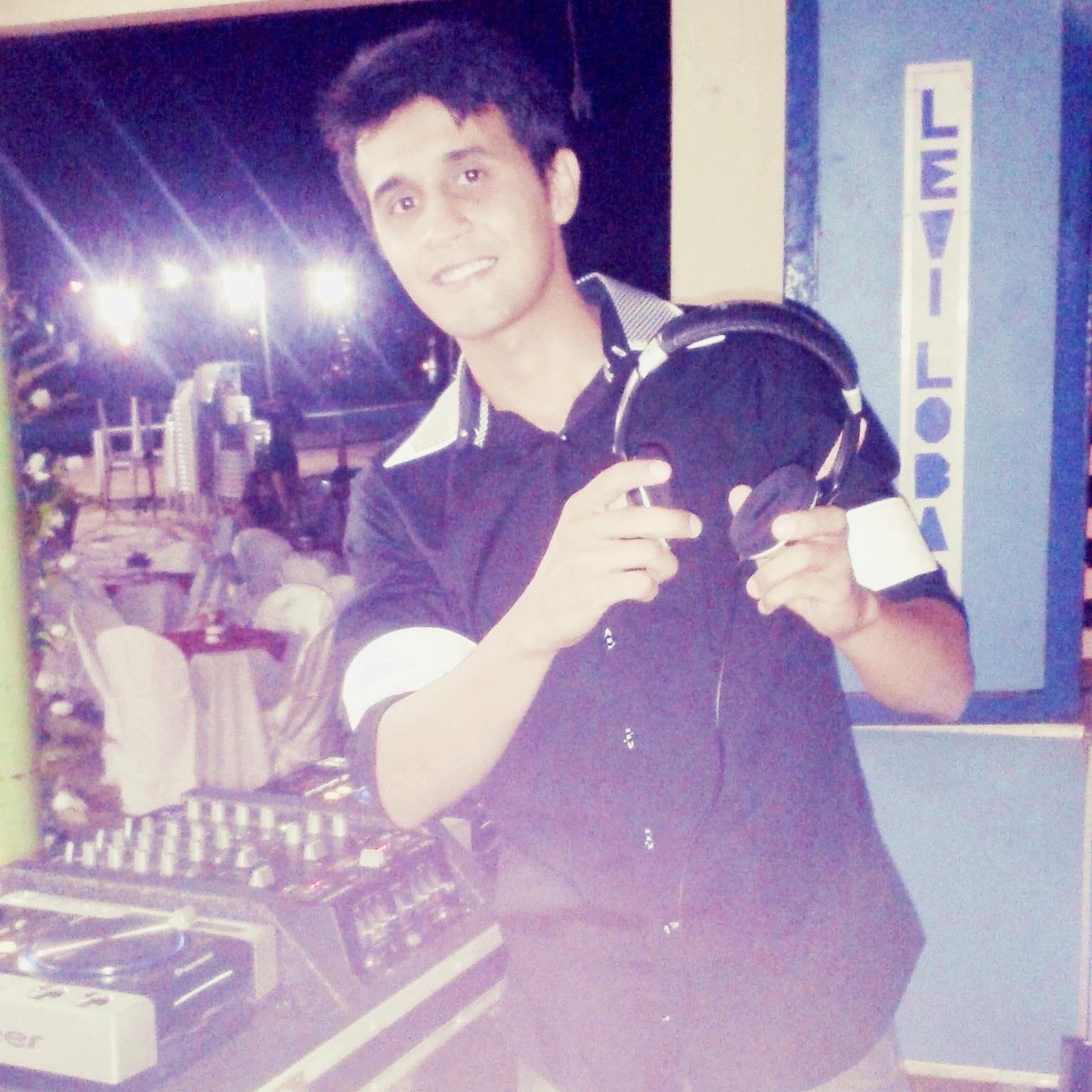 Ex - Dj Fanhoso
Dj Produtor há 18 anos
 N°1 do Sampler na Paraíba. 
Instagram: @djsilasmoura
Facebook: Dj Silas Moura 
soundcloud: djfanhoso
Whatsapp:9 87295144