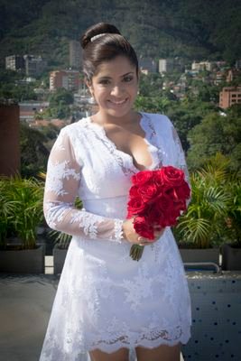 Por vocación diseñadora de trajes de baño// De profesión internacionalista (UCV) felizmente ♥casada!