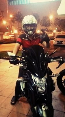 a NoRmAl PeRsOn WiTh A FuN LiFe CrEaTeD bY Allah S.W.T