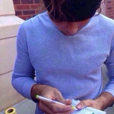 FOLLOWING AS MANY PEOPLE IN THE 5SOS FAM AS POSSIBLE! PLEASE FOLLOW BACKKK and on @vikki_hughes please♡