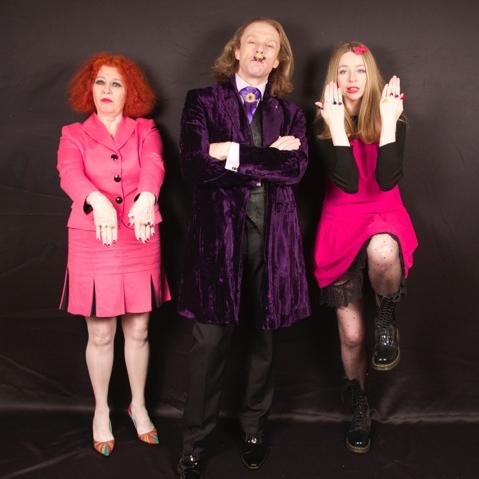 Aquí está la familia Ackermann, con la madre Pascale, el padre Cyril, hijo e hija Morgan Capucine.
 el más loco de todo el universo tvshow !
 Sígueme