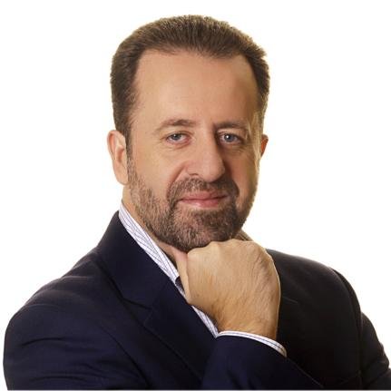 Profesor Superior de Dirección de Orquesta. Doctor en Ciencias sobre el Arte especialidad en Dirección Orquestal.