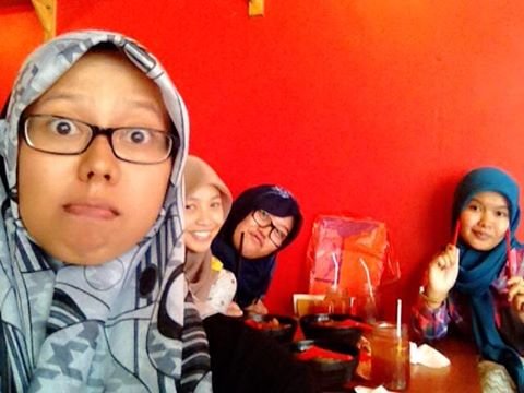 Senang memikirkan segala hal. Imajinator kelas kakap actioner kelas teri tapi tetep berusaha jalanin & enjoy♥